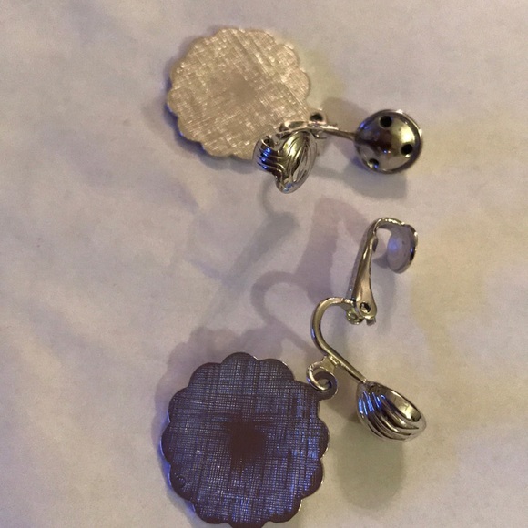 Vintage Sarah cov clip on earring - Picture 3 of 3